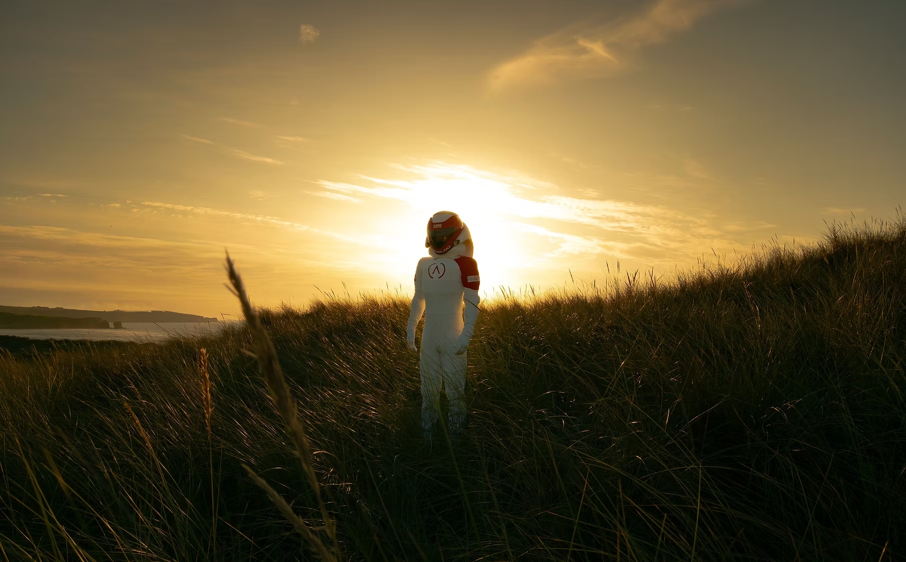Astrolander entre las dunas al atardecer